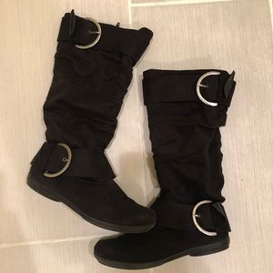 Black flat boots